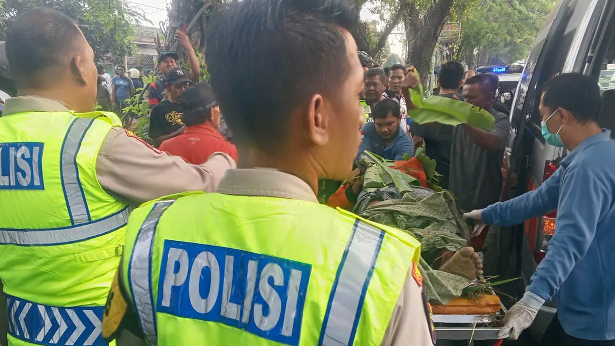 SORE HARI: Evakuasi jasad pengendara motor tewas tertemper kereta api, di Desa Gajahbendo, Kecamatan Beji. (Foto: Polsek Beji for Jawa Pos Radar Bromo)