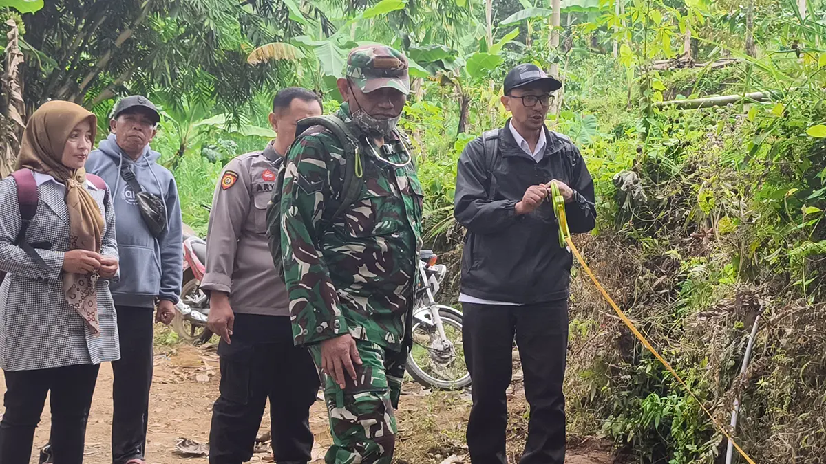 CEK PEMBANGUNAN: Kepala Desa Watupanjang Ana Neng Diana, S.Pd. mengecek hasil rehabilitasi pipanisasi air bersih sepanjang 2,5 Km di RT 1/RW 1, Dusun Sendi.