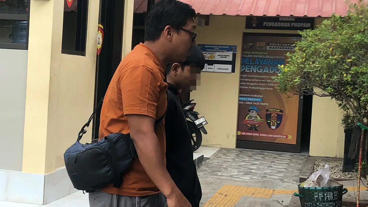 DIGELANDANG: Terduga pelaku AZ, warga Kecamatan Tongas, Kabupaten Probolinggo, diamankan ke Mapolres Probolinggo Kota, Senin (20/7). (Inneke Agustin/ Radar Bromo)