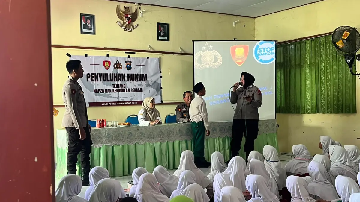 EDUKASI: Anggota Polres Probolinggo Kota saat melakukan penyuluhan bahaya Napza kepada murid baru SMPN 4 Kota Probolinggo, Rabu (15/7). (POLRES PROBOLINGGO KOTA FOR JAWA POS RADAR BROMO)