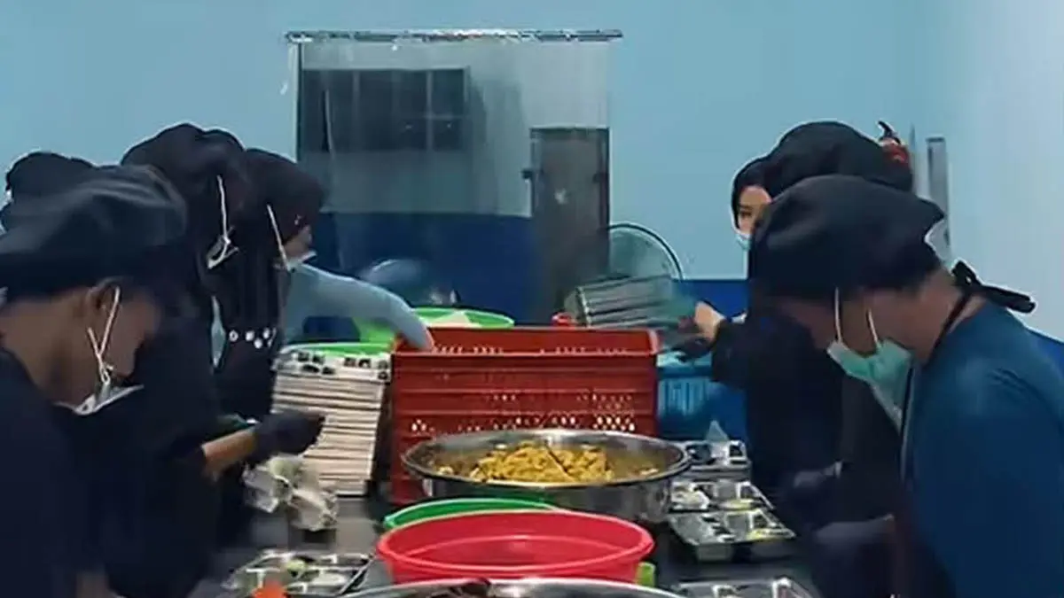 HARUS STANDAR: Relawan SPPG Krejengan opo-opo saat menyiapkan makanan. Dapur MBG ini sebelumnya disuspen beberapa waktu lalu namun sudah dicabut. (Foto; dok Jawa Pos Radar Bromo)