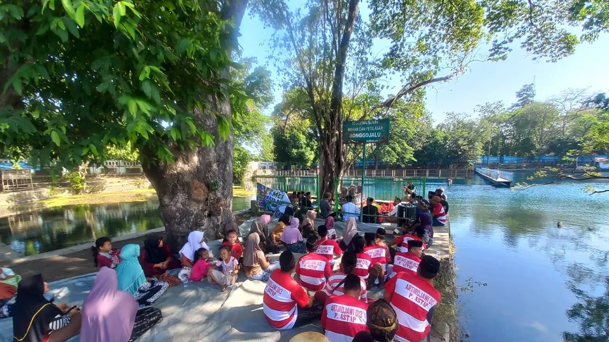 KHIDMAT: Sejumlah warga dan perangkat Desa Banjarsawah, Kecamatan Tegalsiwalan, Meruwat Mata Air Ronggojalu, Minggu (19/7). (INNEKE AGUSTIN/JAWA POS RADAR BROMO)