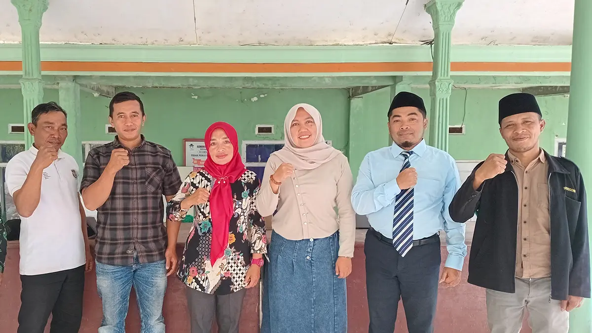 KOMPAK: Kepala Desa Watupanjang Ana Neng Diana, S.Pd. (kerudung merah) bersama Anggota DPRD Kabupaten Probolinggo Nurhasanah beserta Perangkat Desa Watupanjang. (DIDIK PURWANTO/JAWA POS RADAR BROMO)