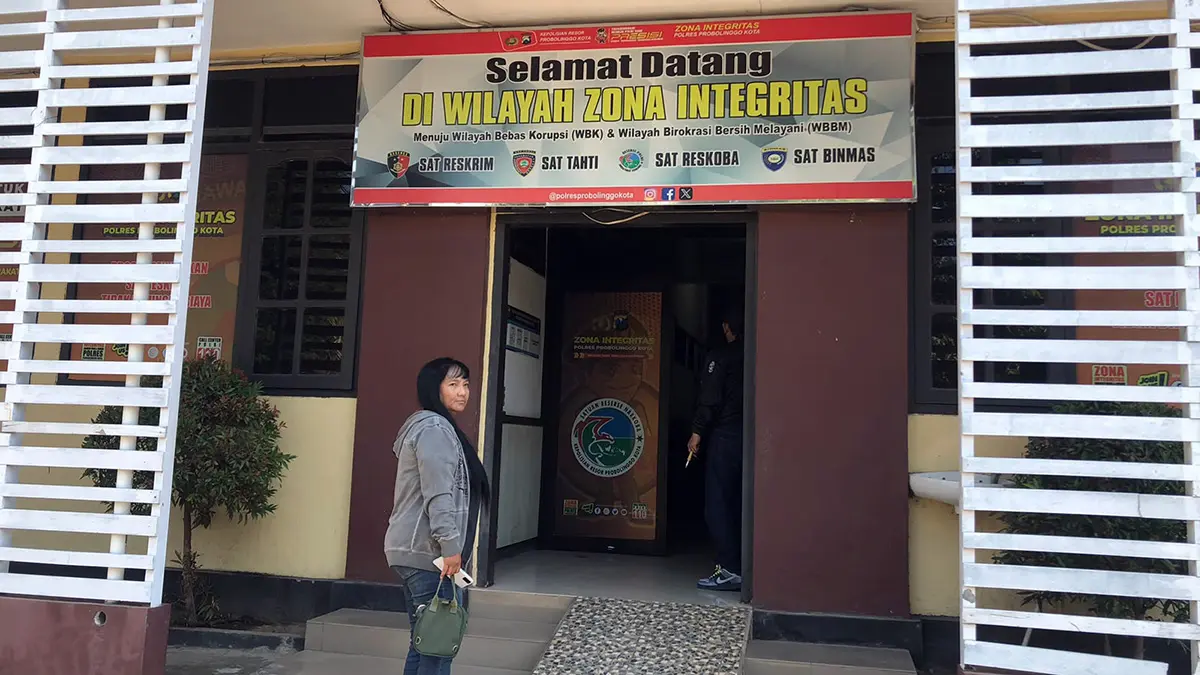 LAPORAN: Rini Maya, warga Kelurahan Wiroborang, Kecamatan Mayangan di Mapolres Probolinggo Kota, Senin (20/7). (Inneke Agustin/ Radar Bromo)