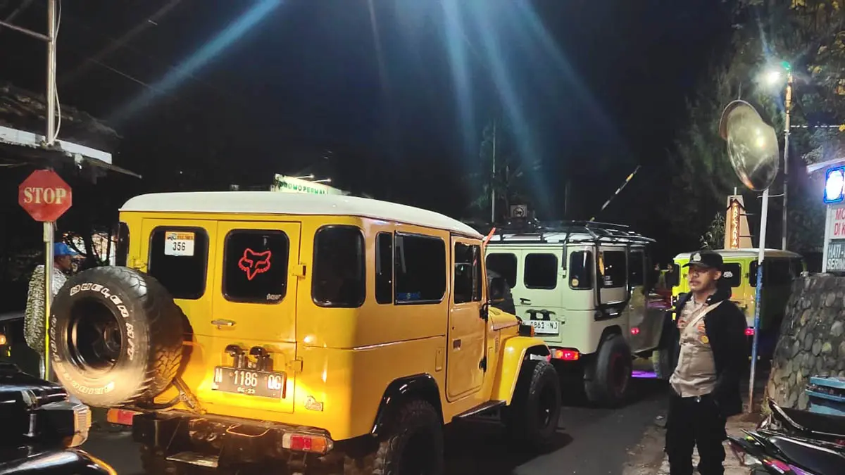 PADAT: Kendaraan yang hendak masuk ke kawasan wisata Bromo di Sukapura. Kepolisian bertahap memasang peringatan dan imbauan di jalur wisata. (Foto: dok Jawa Pos Radar Bromo)