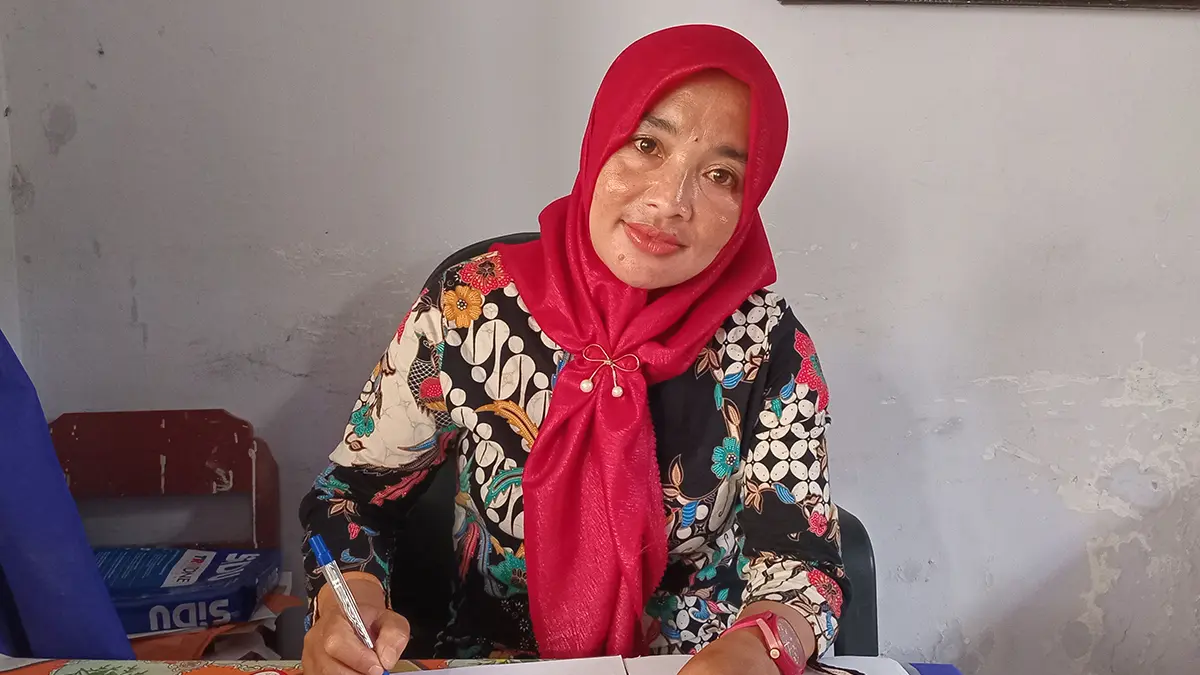 PEMIMPIN: Kepala Desa Watupanjang Ana Neng Diana, S.Pd. di ruang kerjanya.