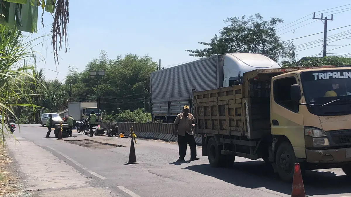 PROYEK: Sejumlah petugas BBPJN Jatim Bali melakukan pengaspalan di ruas jalan nasional di Desa Malasan Wetan, Kecamatan Tegalsiwalan, Kabupaten Probolinggo, Jumat (17/7). (INNEKE AGUSTIN/JAWA POS RADAR BROMO)
