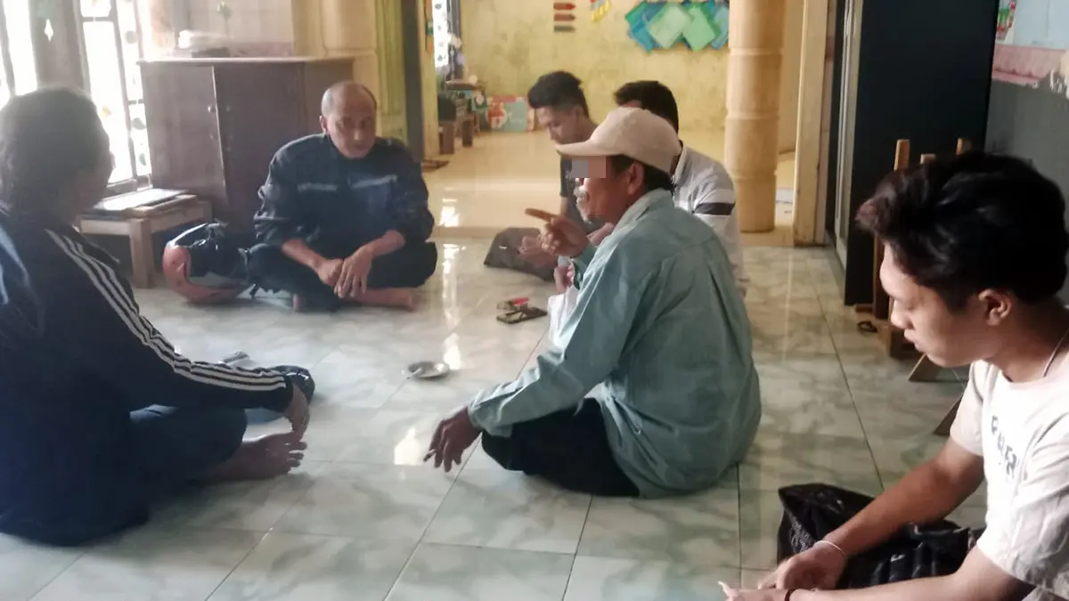 TANGKAP: Petugas kepolisian Polsek Bantaran saat mengamankan tersangka MS, 62, warga Desa Bantaran, Kecamatan Bantaran, Kabupaten Probolinggo di rumahnya, Sabtu (18/7).