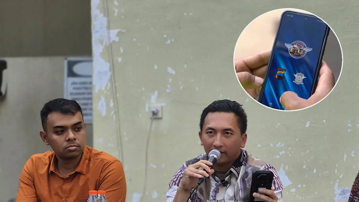TILANG DIGITAL: Kasat Lantas Polres Probolinggo AKP Ali Rifki Mubarok (kanan) saat memperlihatkan alat Electronic Traffic Law Enforcement (ETLE) Mobile. (Foto: Agus Faiz Musleh/Jawa Pos Radar Bromo) 
