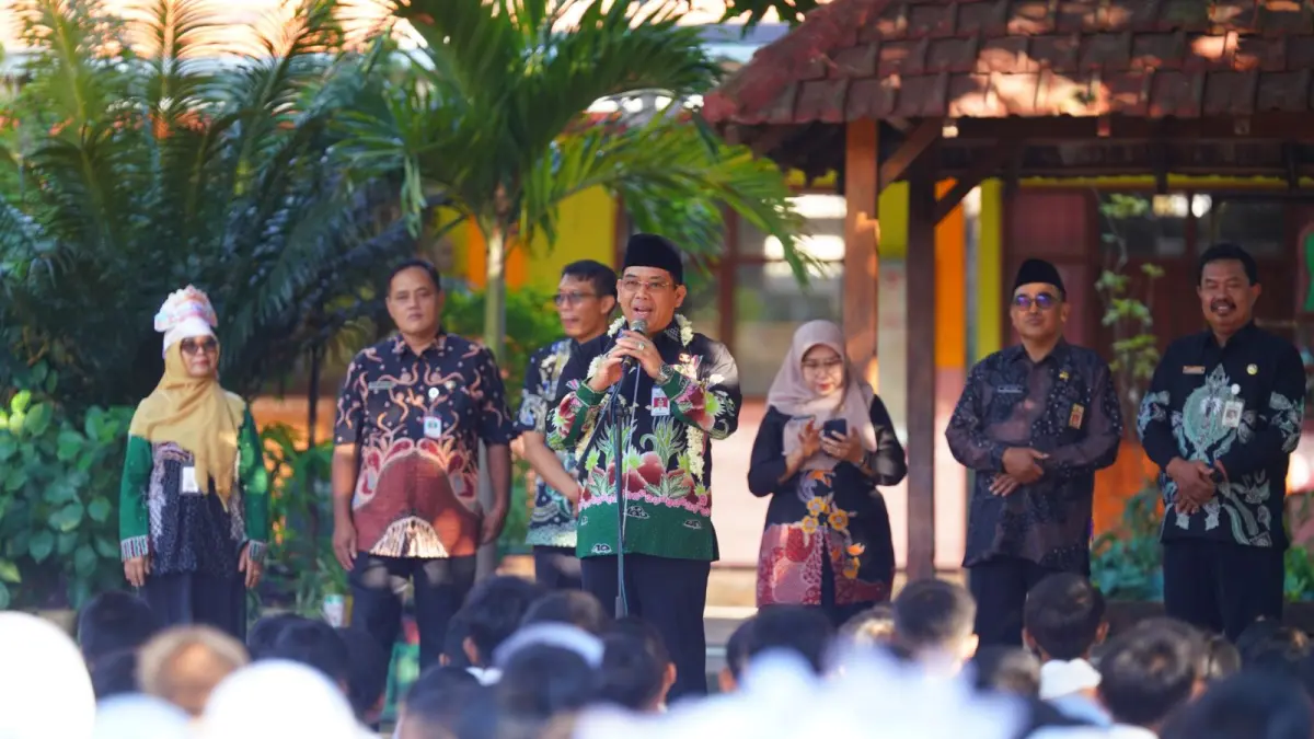 TINJAU LANGSUNG: Wali Kota Probolinggo dr. Aminuddin turun langsung meninjau pelaksanaan MPLS. (ISTIMEWA)