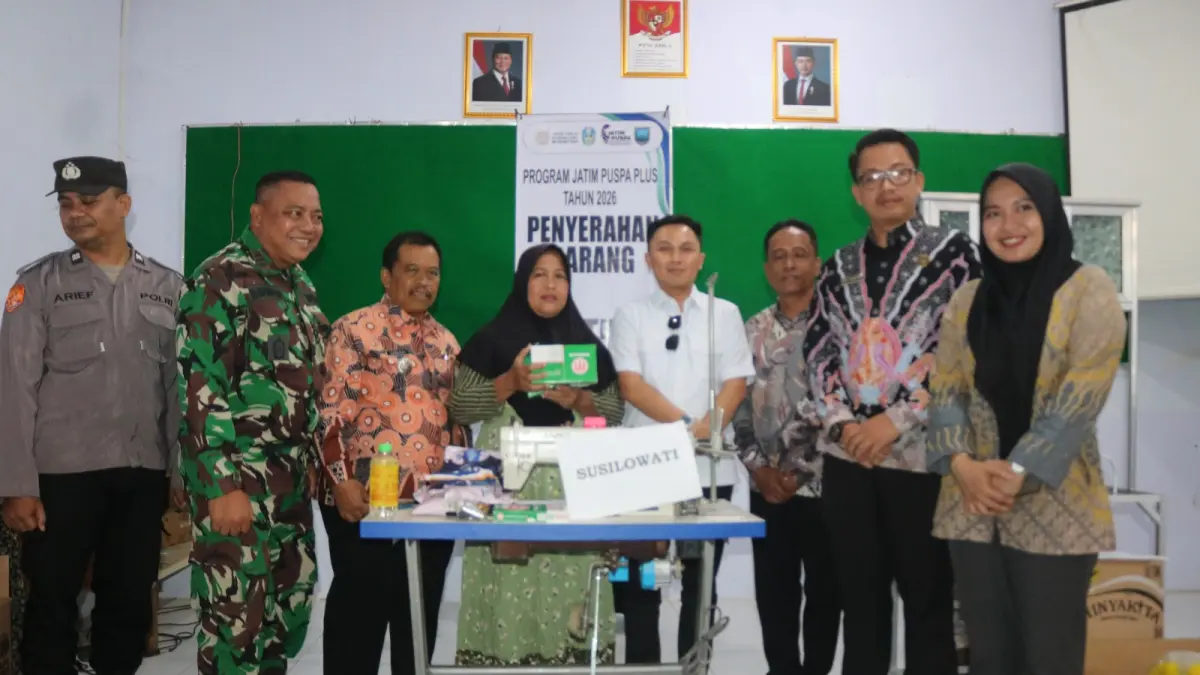 BERDAYA: Kepala Desa Tempuran Alisat (tiga dari kanan) usai menyerahkan bantuan alat usaha kepada salah satu penerima manfaat dari Program Jatim Puspa di Desa Tempuran.