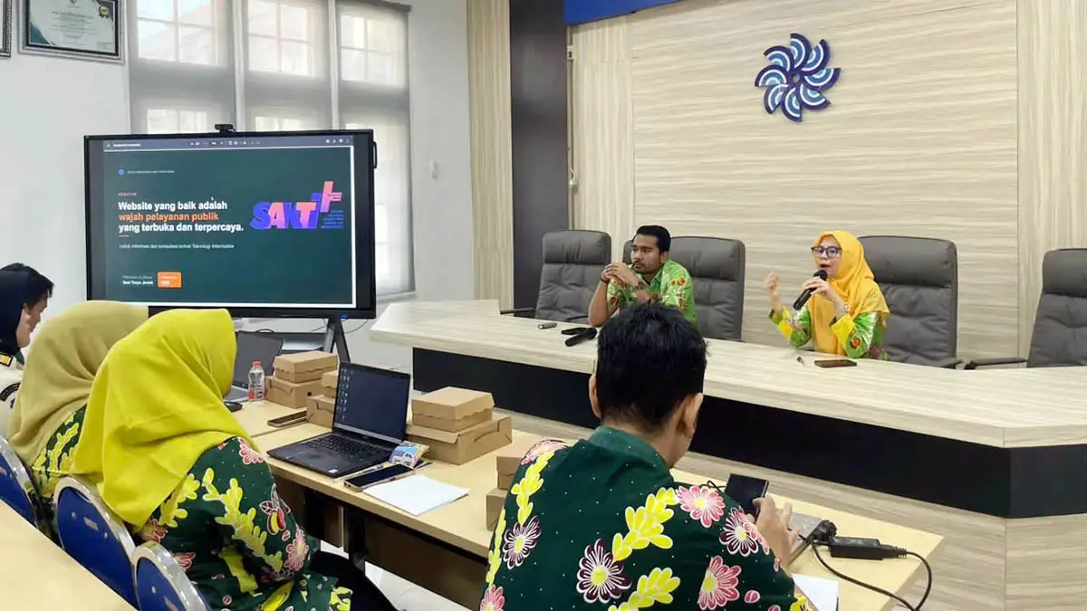 BEBERKAN: Ratna Widiawati, Kepala Bidang Aplikasi dan Informatika Diskominfo Kabupaten Pasuruan saat memberikan paparan. (Pemkab Pasuruan for Radar Bromo)