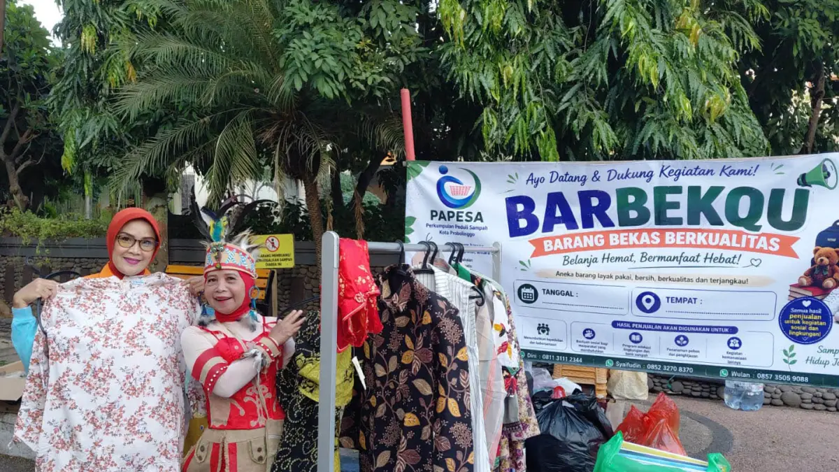 BERGUNA: Pengurus Papesa Kota Probolinggo saat melakukan agenda BarbekQu pertama kali di CFD Kota Probolinggo, Minggu (19/7). (Foto: Papesa Kota Probolinggo for Jawa Pos Radar Bromo)