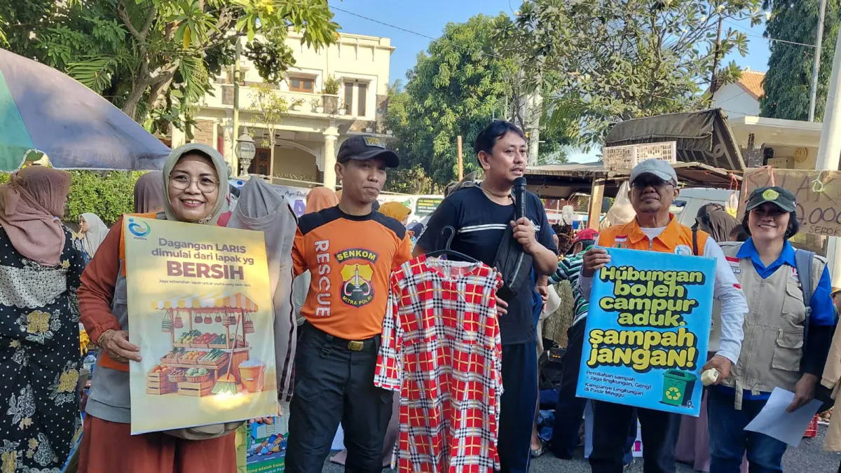 BERGUNA: Pengurus Papesa Kota Probolinggo saat melakukan agenda BarbekQu pertama kali di CFD Kota Probolinggo, Minggu (19/7). (Foto: Papesa Kota Probolinggo for Jawa Pos Radar Bromo)