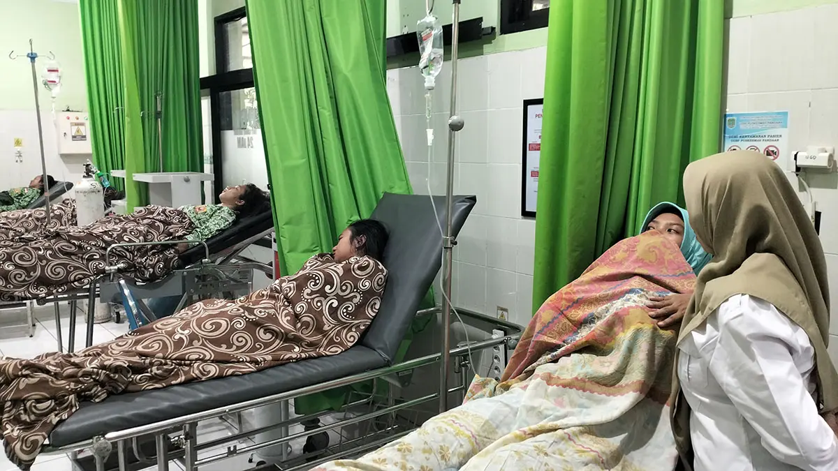 DIDUGA KERACUNAN: Sejumlah siswa-siswi SMAN 1 Pandaan saat dirawat di IGD Puskesmas Pandaan. Mereka alami gejala keracunan usai menyantap menu MBG, Rabu (22/7). (Rizal Syatori/ Radar Bromo)