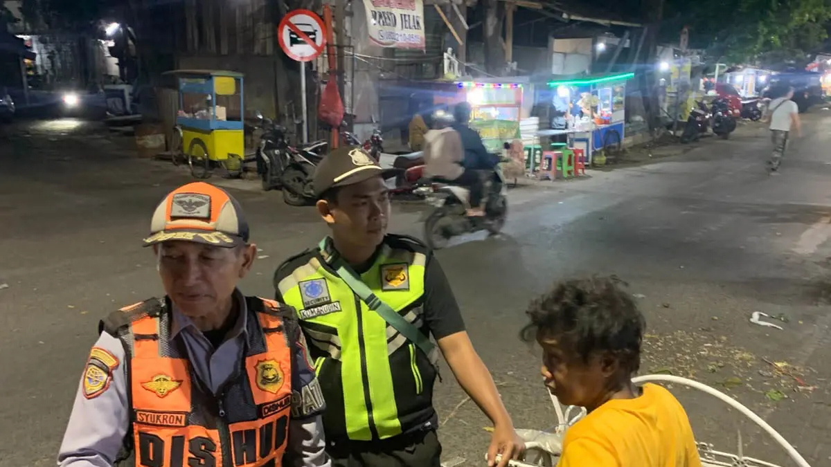 PARKIR SEMBARANGAN: Penertiban kendaraan di Pasar Gadingrejo, Dishub bakal menyiapkan penertiban lanjutan dengan operasi gabungan. (Foto : Dishub Kota Pasuruan for Jawa Pos Radar Bromo)