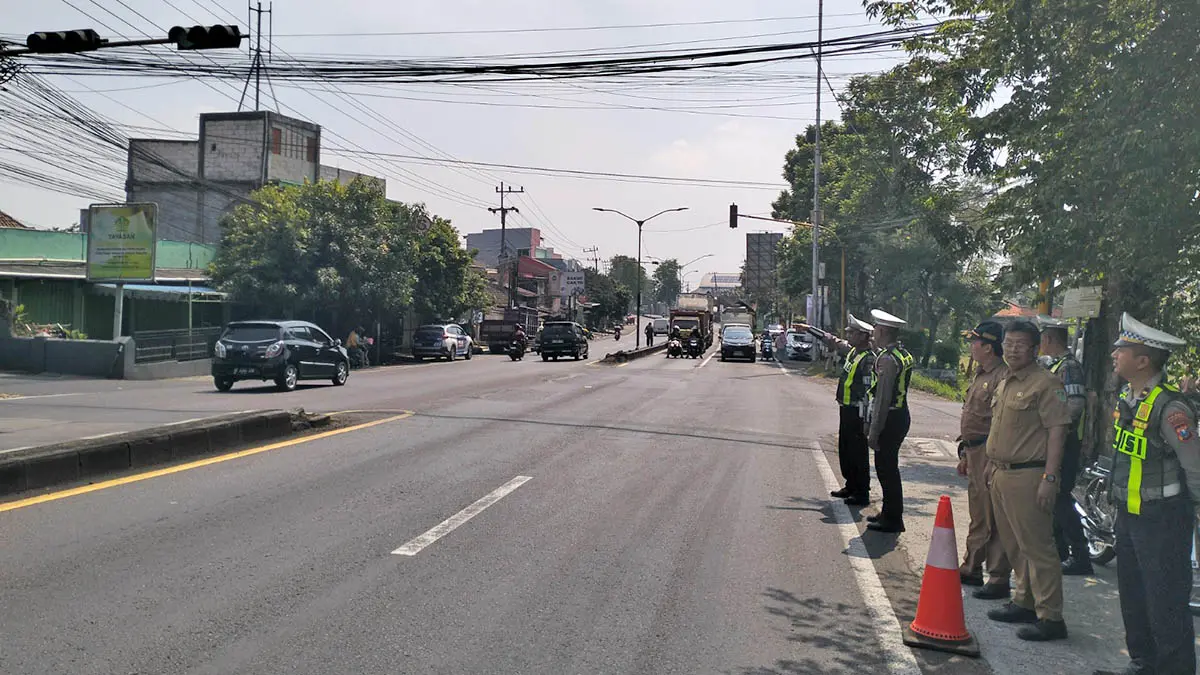 PENGECEKAN: Pemkab dan Satlantas Polres Pasuruan saat mengecek persimpangan Patung Sapi di Pandaan. Usulan untuk mengubah ukuran lampu TL di kawasan setempat, sulit dilakukan Dishub Kabupaten Pasuruan. (Dokumen Radar Bromo)