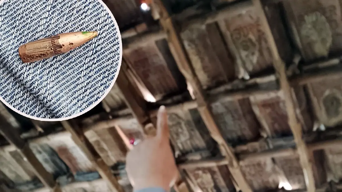 Petugas kepolisian saat menunjukkan genting warga yang berlubang usai tertembus peluru nyasar. Inset, proyektil yang ditemukan di rumah warga Alastlogo, Lekok, Kabupaten Pasuruan. (Istimewa)