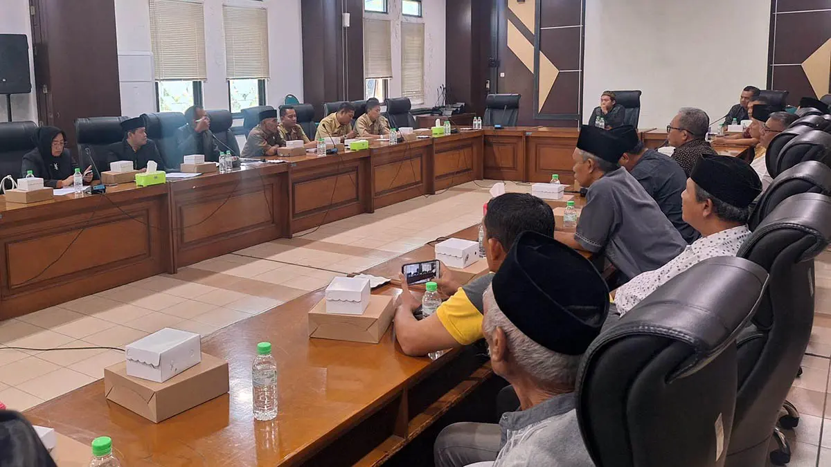 RAPAT KERJA: Komisi IV DPRD Kabupaten Pasuruan saat menerima perwakilan warga yang mempersoalkan tempat ibadah lantaran berkedok rumah. (Muhamad Busthomi/Radar Bromo)