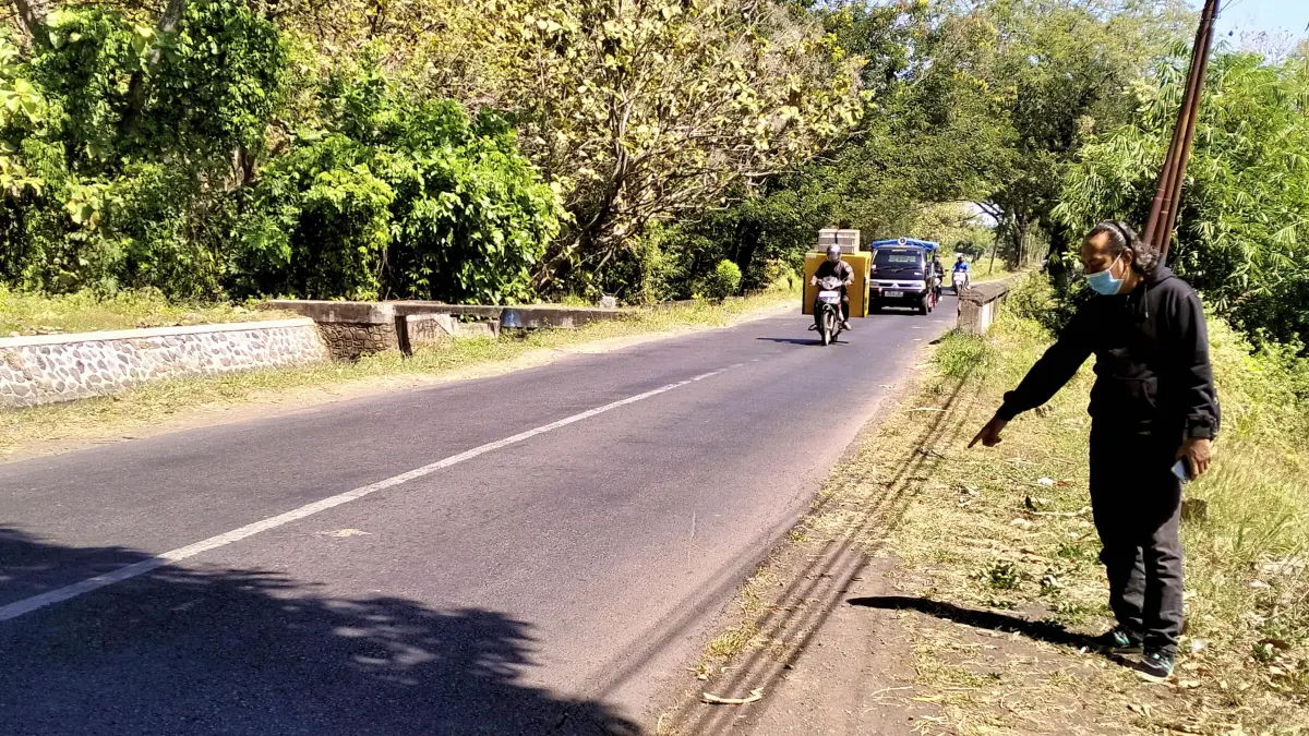 RAWAN: TKP kejadian pembegalan di jalan Los Malang, Dusun Polai, Desa Tarokan, Kecamatan Banyuanyar. (Foto: Achmad Arianto/Jawa Pos Radar Bromo)