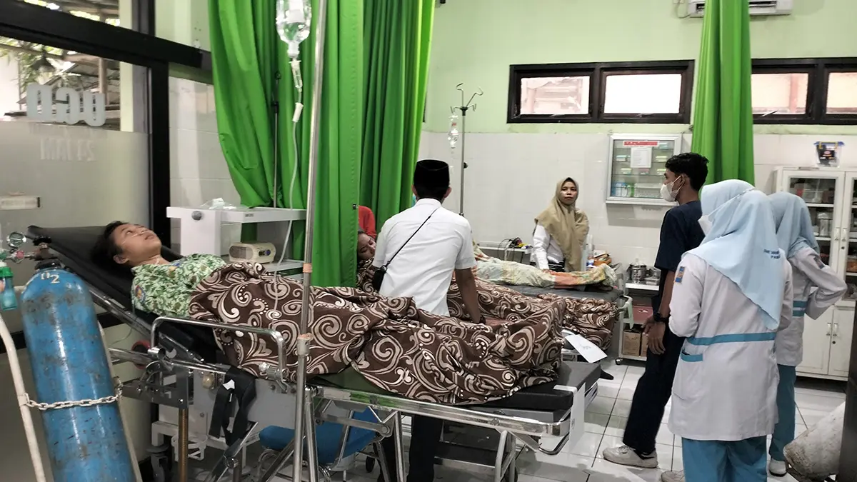 Sejumlah siswa-siswi SMAN 1 Pandaan saat dirawat di IGD Puskesmas Pandaan usai menyantap menu MBG, (22/7). (Rizal Syatori/ Radar Bromo)