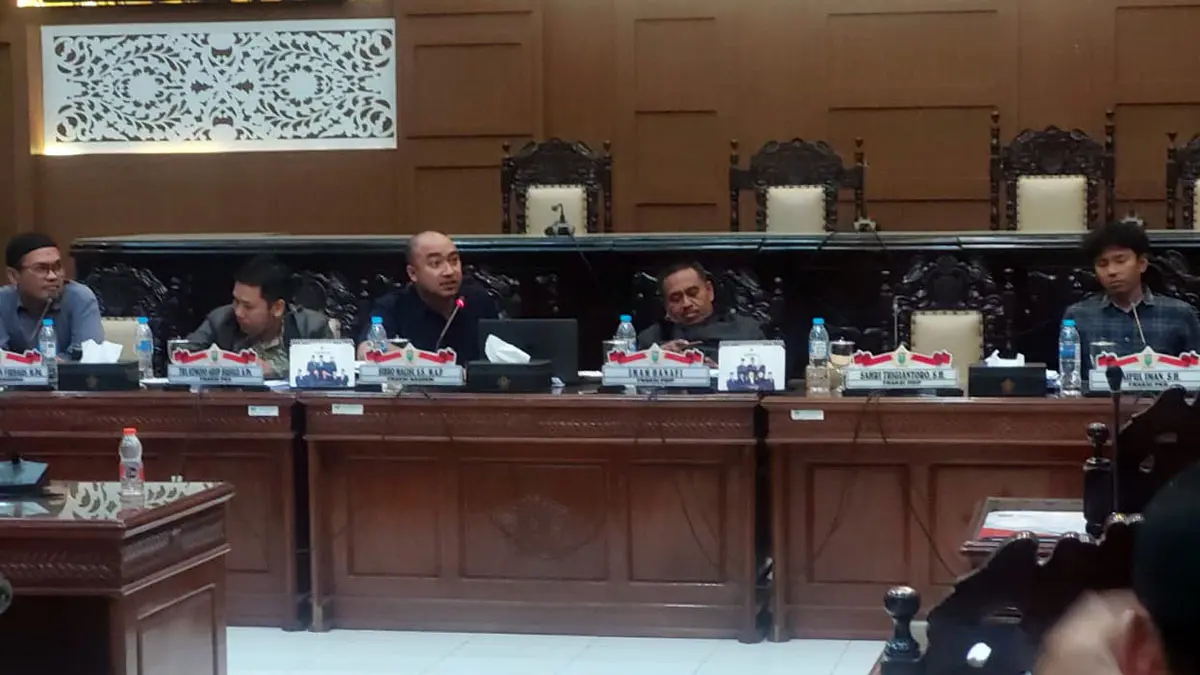 Sibro Malisi (berbicara dengan mic) saat rapat Banggar, Selasa malam (21/7). (Arif Mashudi/ Radar Bromo)