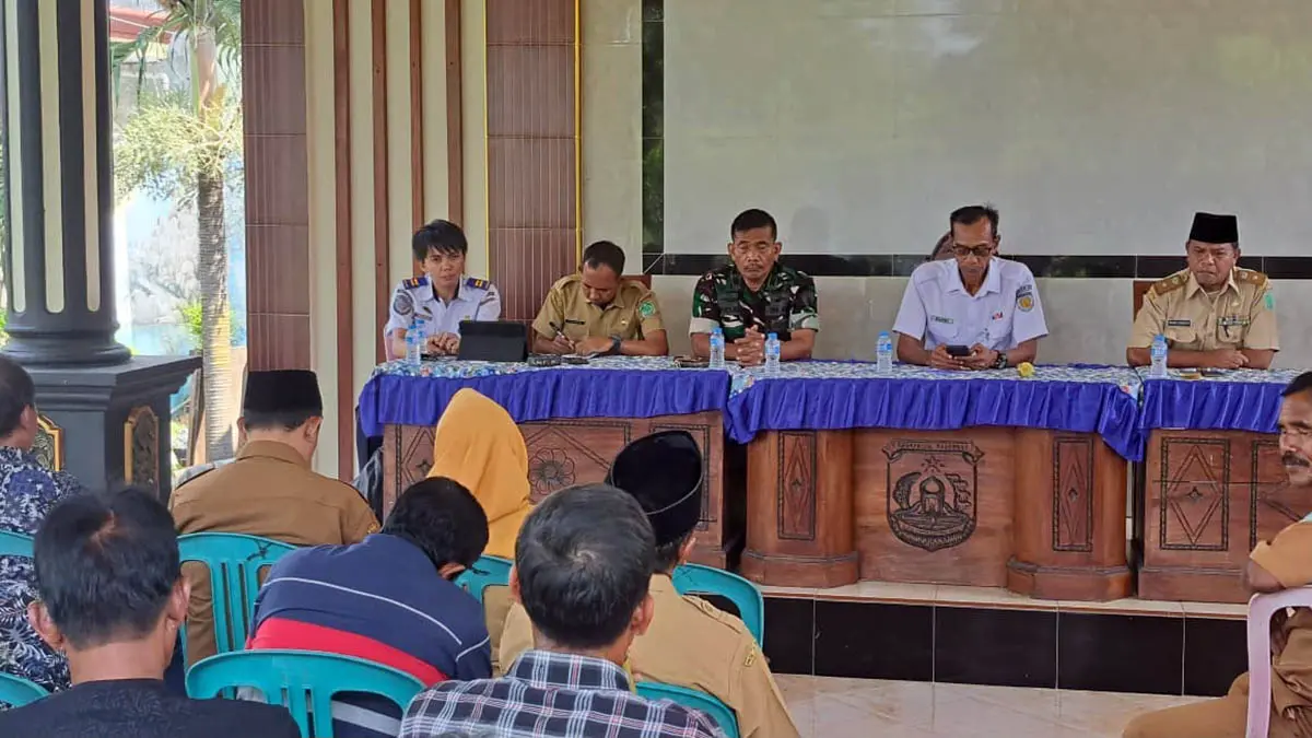 SOSIALISASI: BTP Kelas I Surabaya saat melakukan sosialisasi berkaitan dengan wacana penutupan perlintasan sebidang. (Muhamad Busthomi/Radar Bromo)