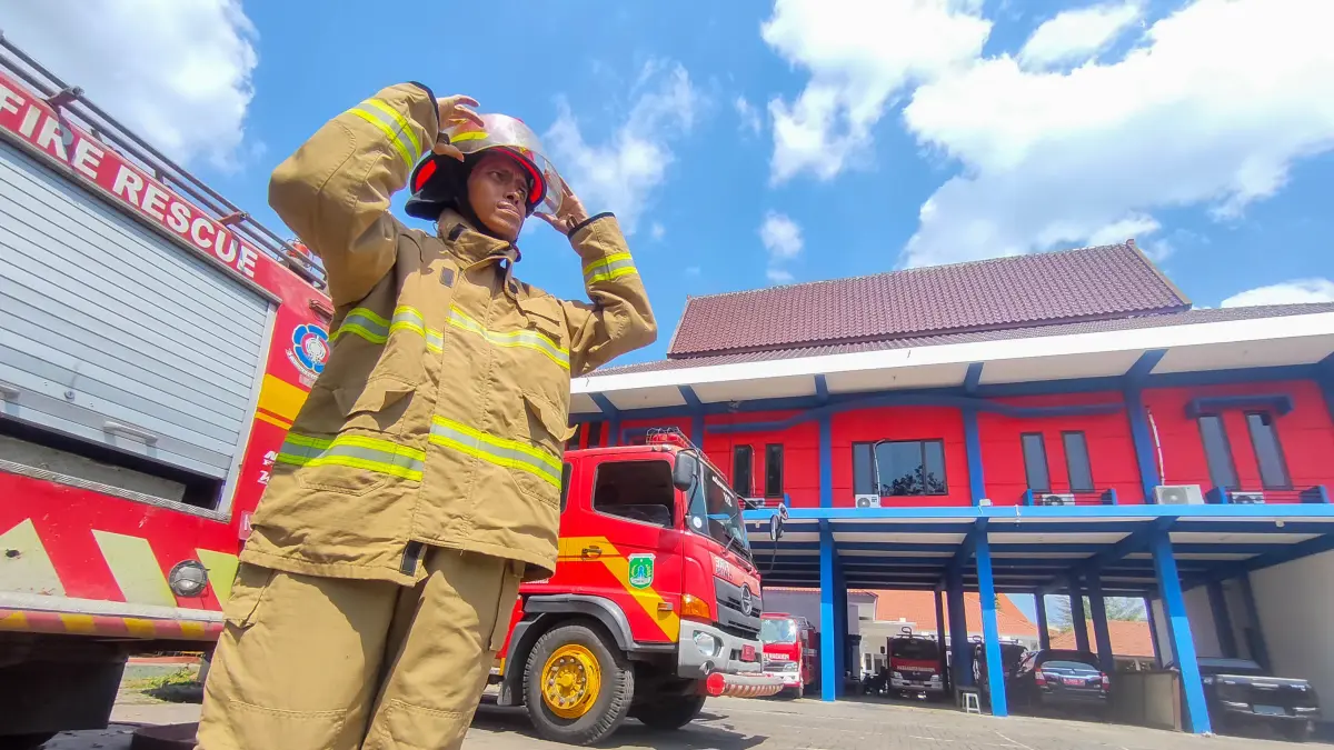 STAND BY: Personel damkar Kabupaten Pasuruan yang maish mengenakan alat pelindung diri seusai bertugas memadamkan api. (Foto: M Zubaidillah Jawa Pos Radar Bromo)