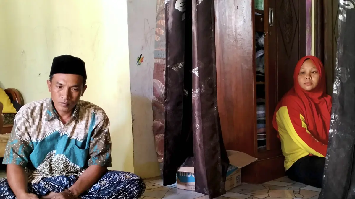SYOK: Mariyani bersama suaminya Muhammad Ismail saat ditemui di rumahnya. (Foto: Achmad Arianto/Jawa Pos Radar Bromo)