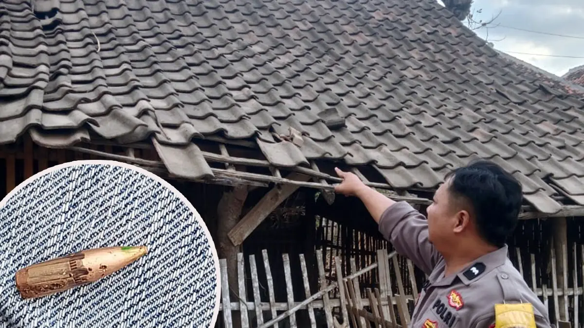 TINJAU LOKASI: Salah satu petugas Polsek Lekok saat mendatangi salah satu rumah warga Alastlogo, Lekok terdampak peluru nyasar, Rabu (22/7). 