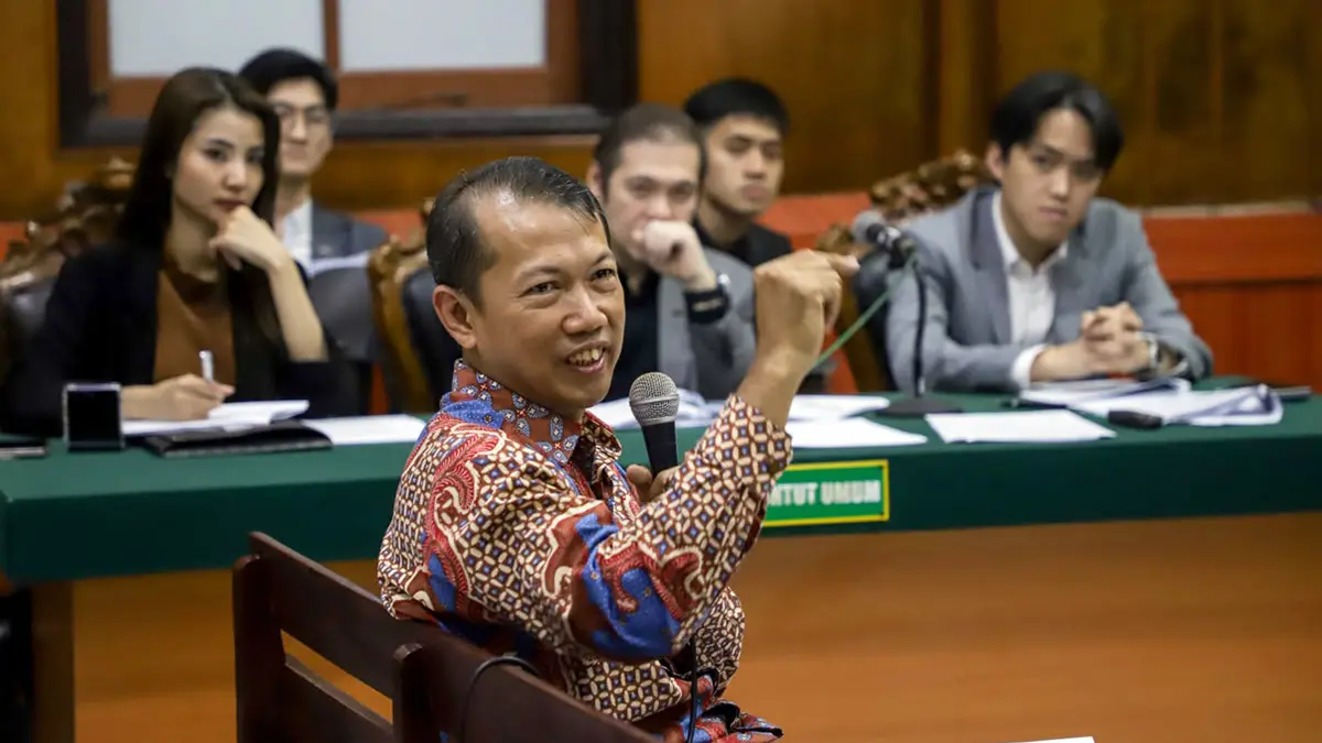 Ahli akuntansi keuangan dari Universitas Airlangga, Prof. Zaenal Fanani saat memberikan keterangan pada sidang gugatan PT Java Fortis Corporindo . 
