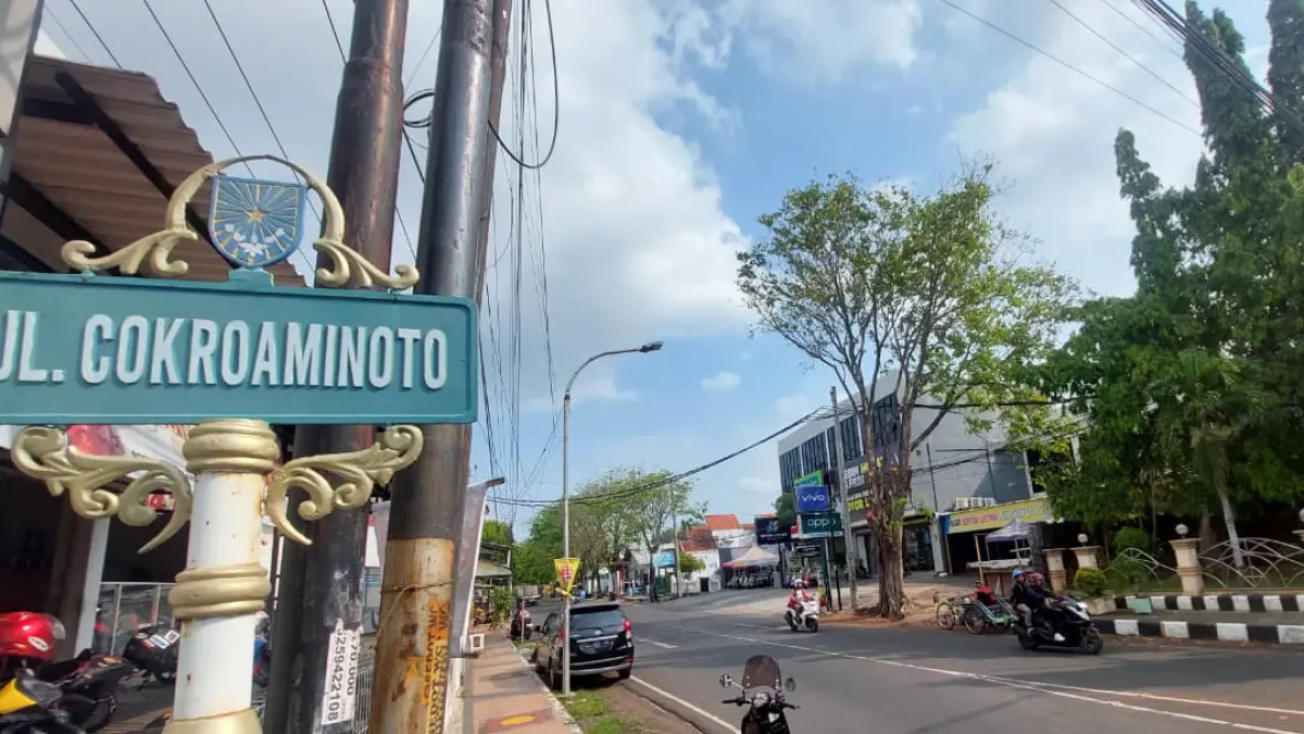 BELUM DIGARAP: Sejumlah pengendara melintas di Jalan HOS Cokroaminoto, Kota Probolinggo, yang akan direvitalisasi. (ARIF MASHUDI/JAWA POS RADAR BROMO)