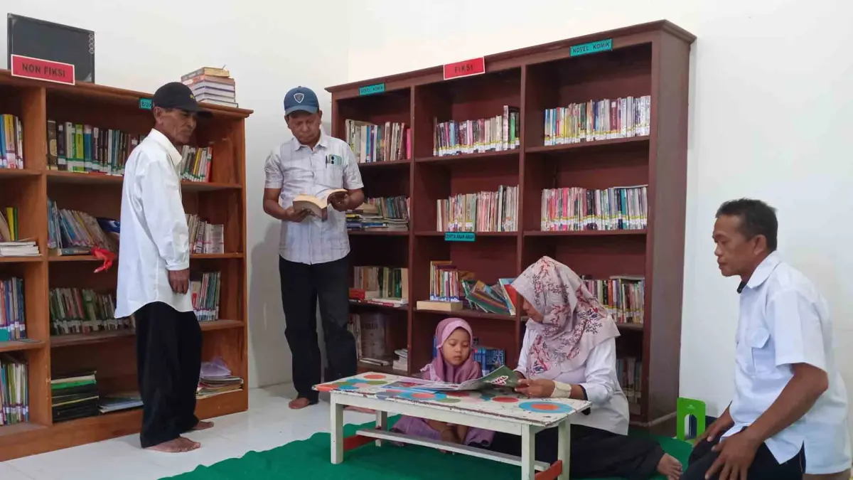 DUKUNG LITERASI: Sekretaris Desa Kedungrejoso Mahmud Ali (berdiri pegang buku) turut Perkuat Literasi Desa. (DIDIK PURWANTO/JAWA POS RADAR BROMO)