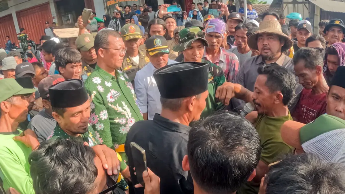 Komandan Latihan Korps Bintara Lantamal Letkol Marinir Bangkit Setiawan (pakai baju marinir) saat menemui massa yang memblokade jalan pantura depan Makolatmar Grati, Kamis (23/7). (Mokhamad Zubaidillah/ Radar Bromo) 