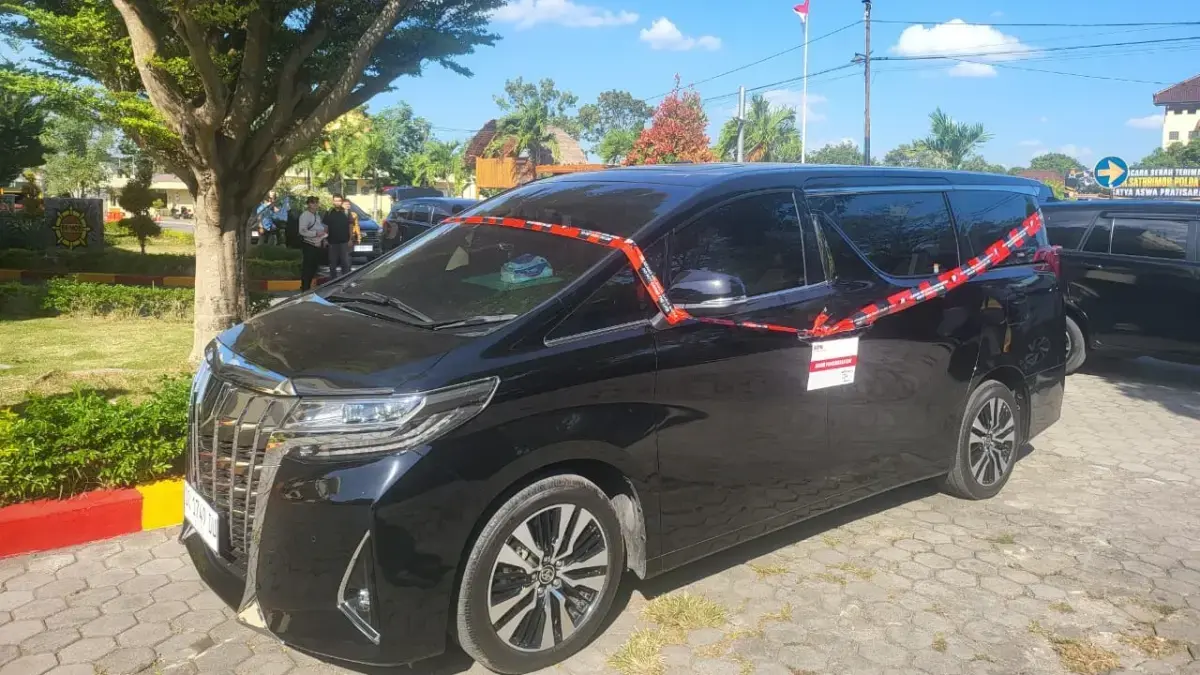 KPK sita satu unit mobil Toyota Alphard dalam penggeledahan di Lombok Barat, Kamis (23/7). (Dok. KPK).