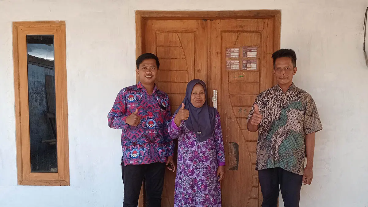 LAYAK HUNI: Penerima RTLH Sriana (tengah) didampingi TPK Desa Triwungan Tihar (kiri). RUmah Sriana kini lebih layak ditempati setelah dibenahi. (Foto: Didik Purwanto/Jawa Pos Radar Bromo)
