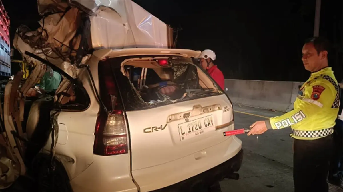 MASIH DISELIDIKI: Mobil Honda CRV yang terlibat kecelakaan di tol Malang Pandaan. Insiden yang menyebabkan lima nyawa melayang itu diduga akibat sopir alami microsleep. (Foto: dok Jawa Pos Radar Bromo)