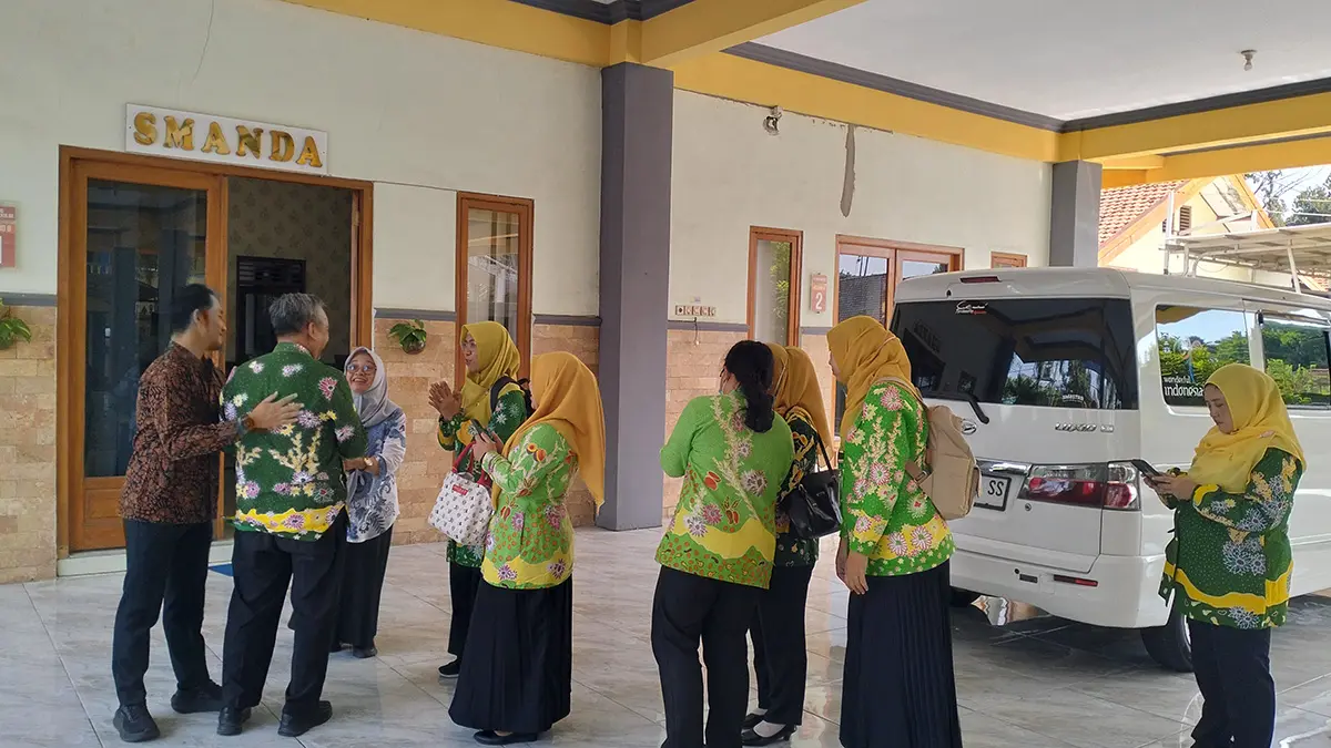 MONITORING: Tim dari Dinkes Kabupaten Pasuruan saat meninjau SMAN 1 Pandaan usai selang sehari ada insiden 14 pelajar alami gejala keracunan. (Rizal Syatori/ Radar Bromo) 