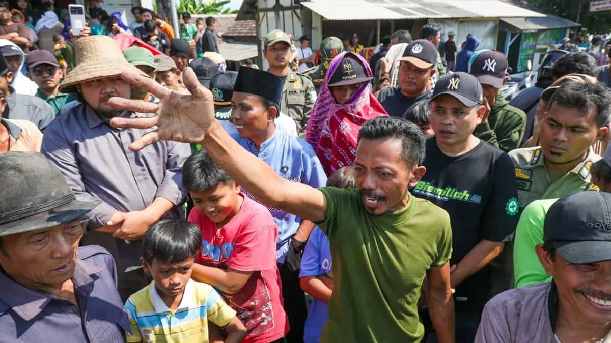 PROTES KERAS: Samak (kenakan kaus hijau) saat menyampaikan aspirasi di tengah demo blokade jalur pantura depan Makolatmar Grati, Kabupaten Pasuruan, Kamis (23/7). (Mokhamad Zubaidillah/ Radar Bromo)