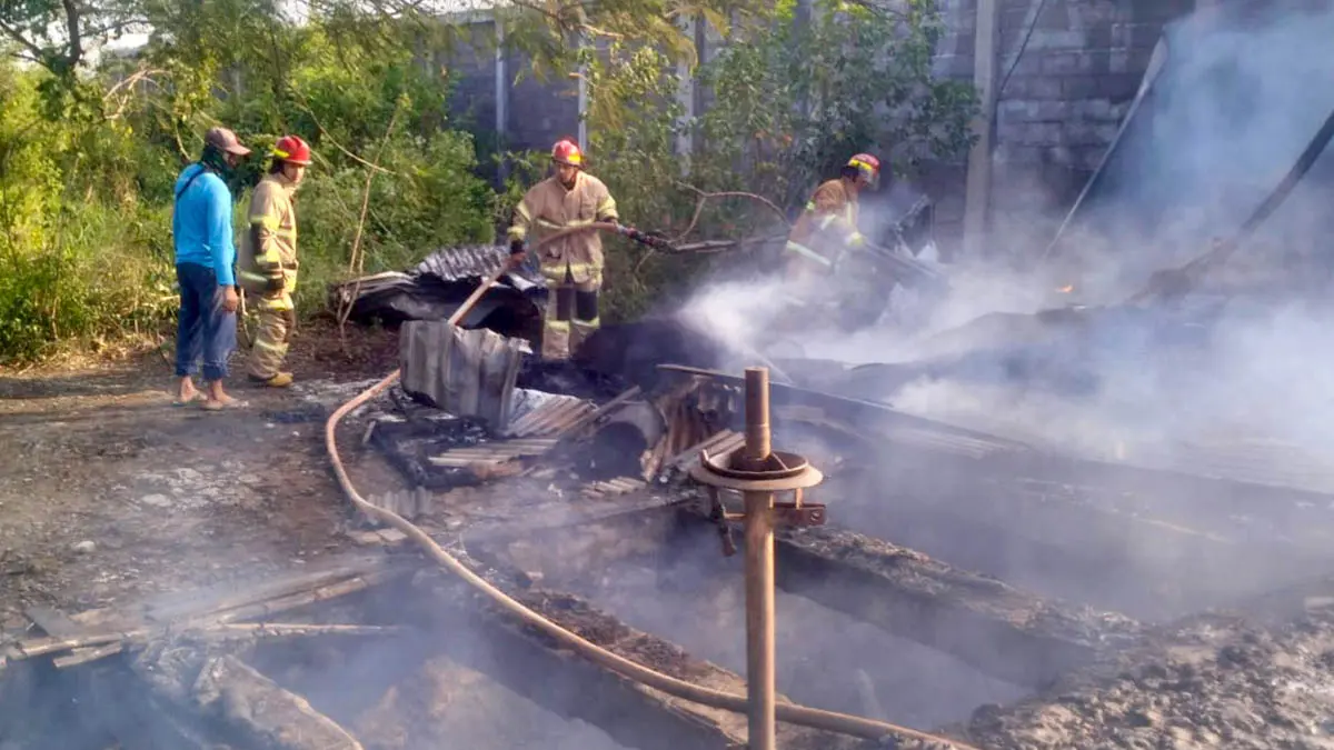 RATA DENGAN TANAH: Bengkel tambal ban di Desa Curahsawo, Kecamatan Gending ludes terbakar. (Foto: Damkar for Jawa Pos Radar Bromo)