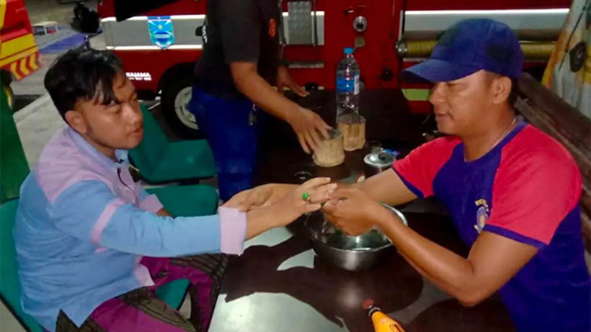 RESCUE : Pemadam Kebakaran Kabupaten Probolinggo melakukan pelepasan cincin dari jari warga Desa Alastengah, Kecamatan Paiton. (Foto : Damkar Kabupaten Probolinggo For Jawa Pos Radar Bromo)