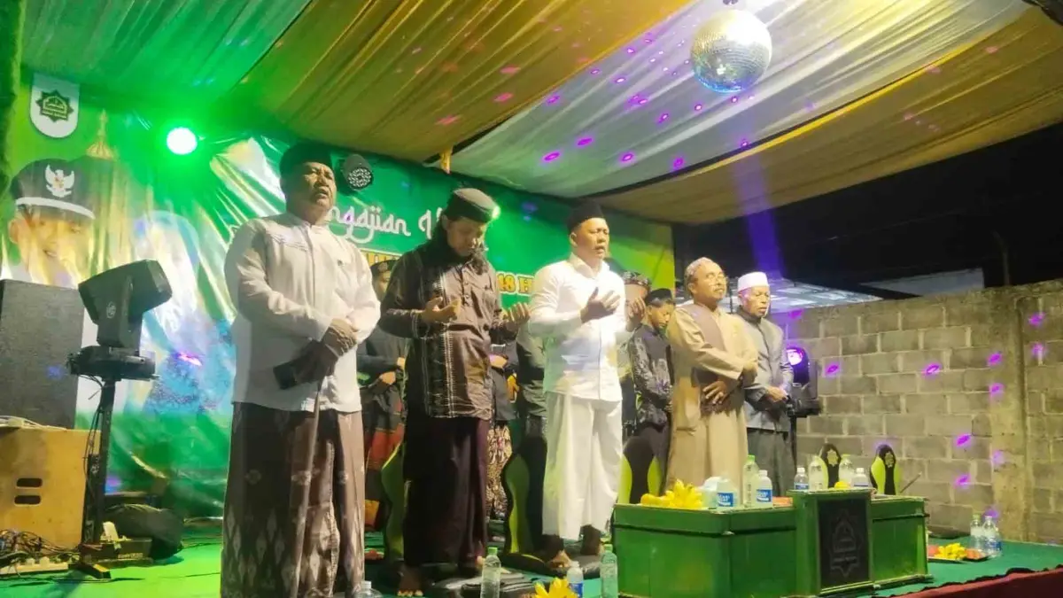 SELAMATAN DESA: Kepala Desa Kedungrejoso Ahmad Holid berbaur bersama masyarakat dalam tradisi Rokatan Desa yang digelar setiap 1 Muharam.