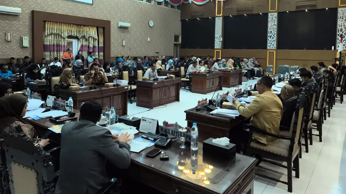 SEMPAT MEMANAS: Rapat banggar DPRD Kota Probolinggo dengan TPAD yang sempat memanas. (Arif Mashudi/ Radar Bromo)