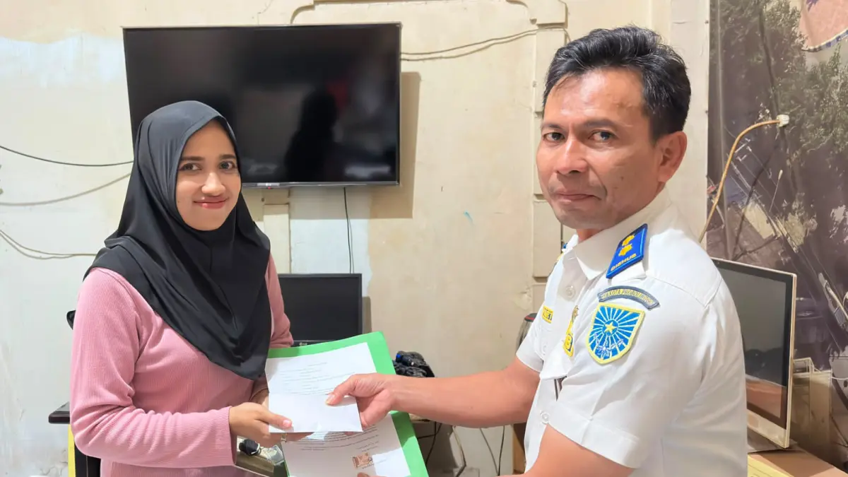 SEPAKAT: Novita Indra Rukmana (kiri) berjabat tangan dnegan Kepala Bidang LLAJ Dishub Kota Probolinggo Partono sebagai tanda kesepakatan, Selasa (22/7). (DISHUB KOTA PROBOLINGGO FOR&nbsp;JAWA POS RADAR BROMO)