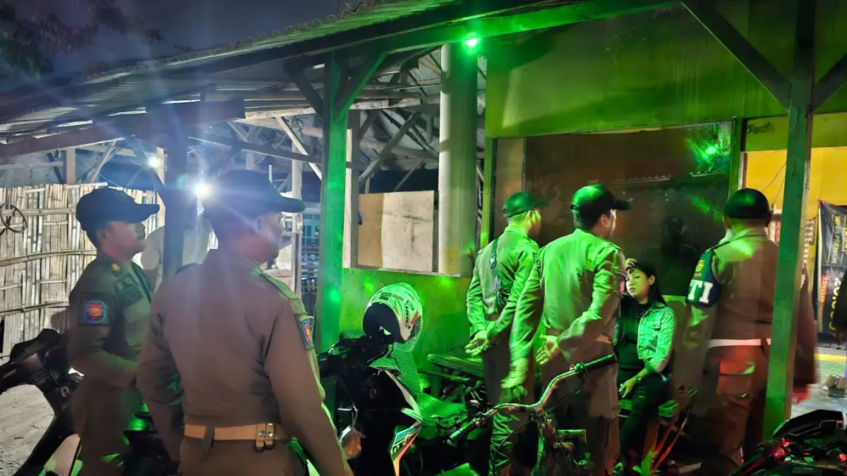 SIDAK: Anggota Satpol PP Kota Probolinggo melakukan operasi penertiban pekat ke sejumlah lokasi hiburan malam di Kota Probolinggo, Senin (20/7) malam. (SATPOL PP KOTA PROBOLINGGO FOR&nbsp;JAWA POS RADAR BROMO)