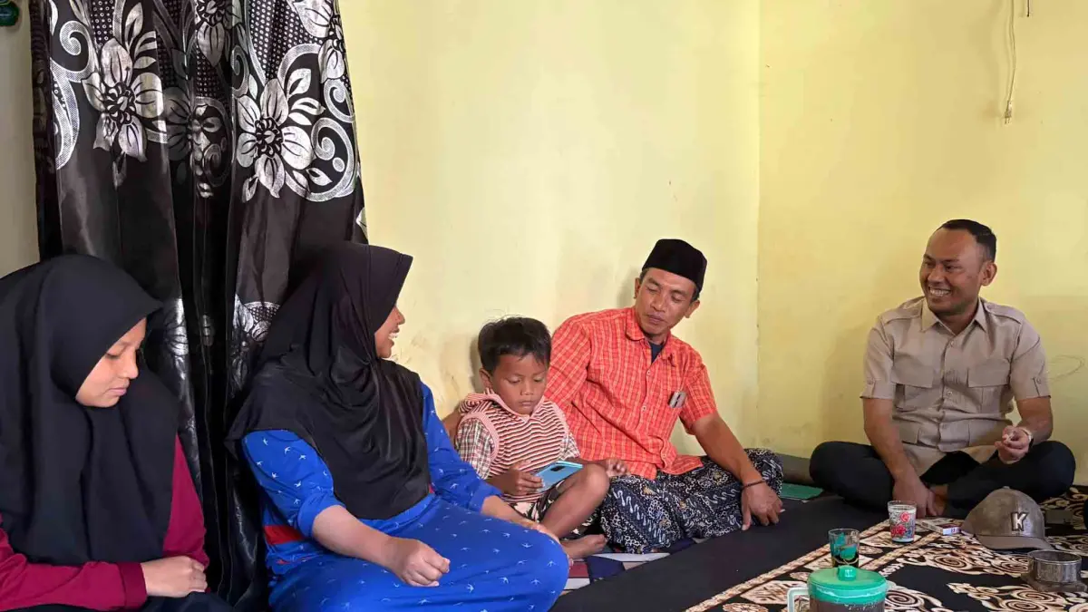 SIMPATI: Anggota DPRD Kabupaten Probolinggo Deni Ilhami (kanan) mendatangi rumah korban begal, Mariyani. (ISTIMEWA)