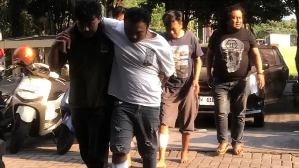 TAK JERA: Hendri (putih depan) dan Rosyid (belakang) dibekuk Jatanras Ditreskrimum Polda Jatim, (23/7) atas aksi curanmor 9 TKP di Kabupaten Malang. (Foto: Sholeh Hilmi/Jawa Pos)