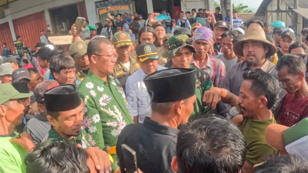 TEMUI WARGA: Warga saat berdialog dengan Sekda Kabupaten Pasuruan dan Anggota DPRD Kabupaten Pasuruan. (Foto: Mokhammad Zubaidillah/Jawa Pos Radar Bromo)