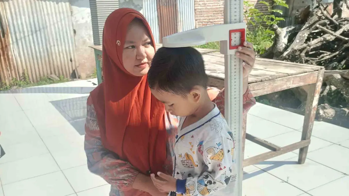 TUMBUH KEMBANG: Kader Posyandu mengukur tumbuh kembang balita dalam kegiatan Posyandu Desa.