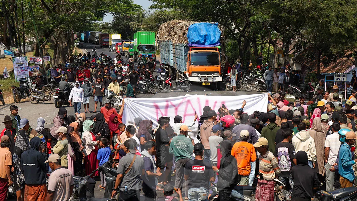 TUTUP TOTAL: Aksi ratusan warga saat menutup jalur pantura Pasuruan, Kamis (23/7) siang. Aksi ini dilakukan hingga 6,5 jam. (Foto: M Zubaidillah/Jawa Pos Radar Bromo)